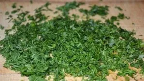 Rinse and chop the parsley and dill very finely.