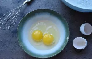 Prepare liquid ingredients. In a bowl, mix the eggs.