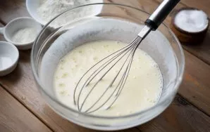 Pour warm yogurt into this mixture and mix everything with a whisk.