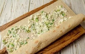 Divide the filling into 4 parts. Lubricate each layer of lavash with the filling.