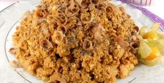 It remains to decorate with nuts, chocolate chips and poppy seeds.