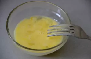 Beat the egg, pour 3/4 of the egg into the milk mixture, leave 1/4 of the egg for coating the cake before baking.