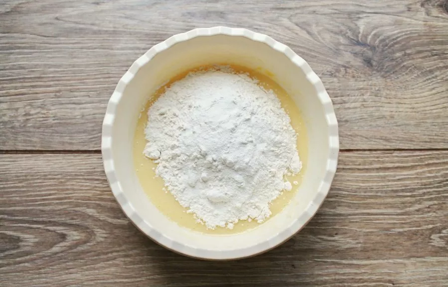 Mix flour with baking powder and sift into a bowl.