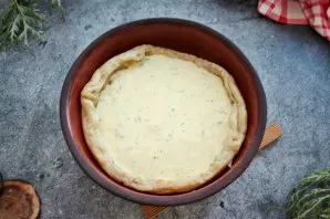 If the bottom rises very much, press a little. Pour half the sour cream.