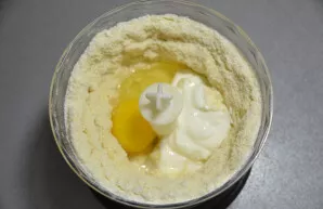 Break an egg, pour in sour cream and pour a spoonful of ice water.