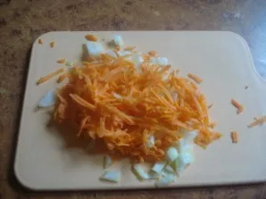 Chop the onion and grate the carrots on a grater.