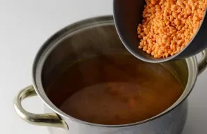 Pour hot water into the pot, season with salt and pepper. Bring to a boil and cook the soup for 5 minutes. Then put the lenses together. ...