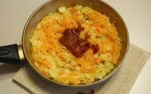 Fry the vegetables in oil until tender, pour in the tomato paste at the end and simmer for another minute.