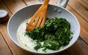 Make a filling for ravioli. In a pan over low heat, melt the butter and add the frozen spinach. At first, the resulting liquid is to be d...