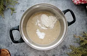 Sift the flour into the mass and add baking powder.
