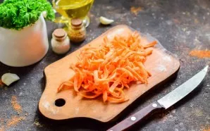 Peel and wash the carrots, grate on a coarse grater.
