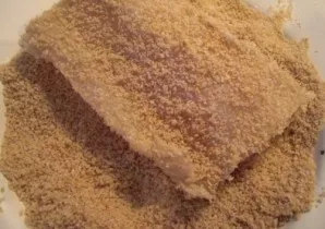 We roll the saida fillet in breadcrumbs. For fish, breadcrumbs are more suitable than flour, so the difference