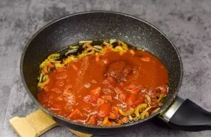 Put the tomatoes in the pan with your own juice, add paprika, chili, salt and pepper to taste.