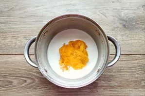 Put the mango pulp in it, stir and crush everything with a blender until smooth. Put the pot on medium heat and bring to a boil, stirring...