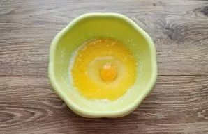 Put an egg in a bowl and mix everything until smooth.