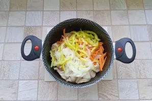 Wash carrots and peppers, peel and cut into strips. Peel the onion, wash it and cut it into half rings. Transfer the chopped vegetables t...