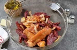 Mix everything thoroughly. If you want, you can add garlic for flavor and wine vinegar or lemon juice for sourness.