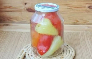 Sterilize the jar, put the boiled peppers. Cover with a sterilized lid.