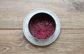 Squeeze the juice well from the beets. Place the serving ring on a dish and arrange 1/3 of the grated beetroot, pressing it down with a s...
