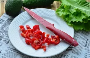 Cut the pepper into small pieces.