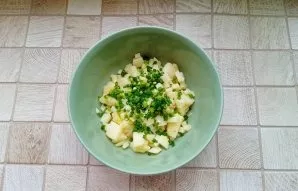 Boil the potatoes, cool, peel and cut into small cubes. Wash the onion letters and chop finely. Put these ingredients in a bowl.