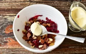 Season the salad with mayonnaise or sour cream.