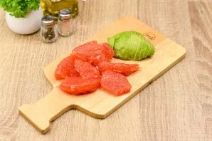 Peel the grapefruit and remove the films so that only the pulp remains. Peel the avocado and cut into slices.