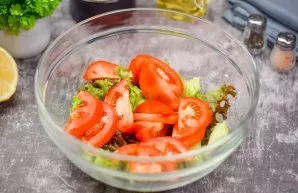Then wash the tomatoes, dry and coarsely cut into slices.