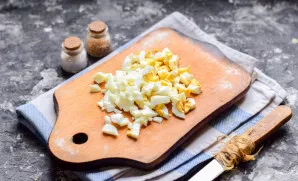 Boil the egg, cool and peel. Cut the egg into small cubes.
