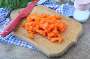 Cut boiled carrots into cubes.