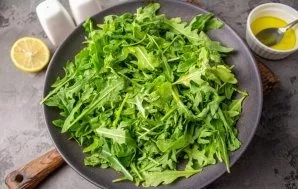 Sprinkle the leaves with half of the prepared infusion.