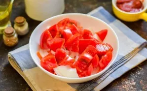 Wash the tomatoes and cut into medium-sized cubes.
