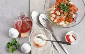 Mix mayonnaise with wine vinegar.