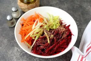 Next, the salad needs to be seasoned deliciously. To do this, add any 6% vinegar, vegetable oil, add a little sugar, salt and pepper to t...