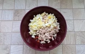 Wash the eggs, boil hard-boiled and cool. Strain and chop finely. Put in a bowl with the rest of the ingredients.