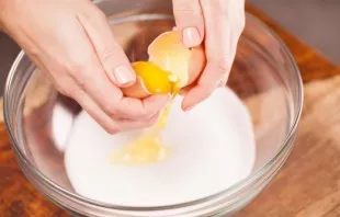 Beat eggs with sugar, lemon juice and vanilla.