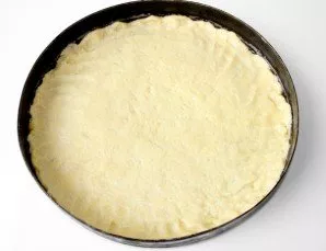 Distribute the dough into a mold with low sides.