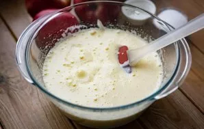 Add kefir, sour cream, vegetable oil. Mix these ingredients until a homogeneous mixture is formed.