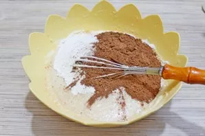 Pour the cooled milk with coffee, add sifted flour and cocoa.