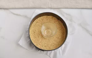 Place the form with paper. Spread out the cookie mass and press it down a little to get a sticky bottom patty. Refrigerate for 15 minutes.