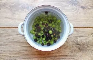 Remove the stems from the currants. Put the berries in a saucepan with gooseberries. Bring the compote to a boil and cook for 2 minutes.