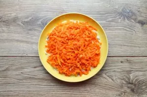 Grate carrots on a medium or coarse grater and put on top of the fish, level and coat with mayonnaise.