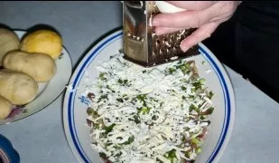 We wipe the eggs, grate and sprinkle them on top of the herring with onions.