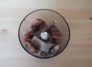 Cut the resulting fillet into pieces and put in a blender bowl.