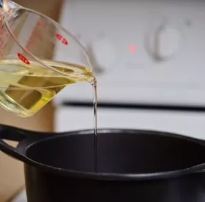 Place a cast iron pot over medium heat and add oil. Wait for the oil to boil