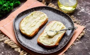 Lubricate the toast with garlic mayonnaise.