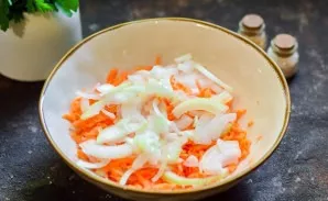 Peel the onion, wash it and dry it. Cut the onion into half rings or cubes.