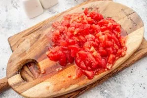 Cut into small cubes. Put the sliced tomatoes in a sieve and press a little with a spoon to drain the excess juice.