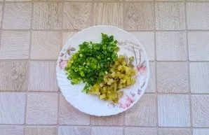 Wash the onion letters and chop finely. Also cut cucumbers into small cubes.