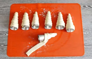 Prepare metal forms. Cover with a thin layer of butter. Take one strip and wrap it around the shape from the bottom. When rolling the dou...